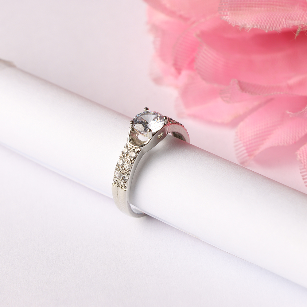 خاتم فضي مرصّع بالأحجار اللامعة