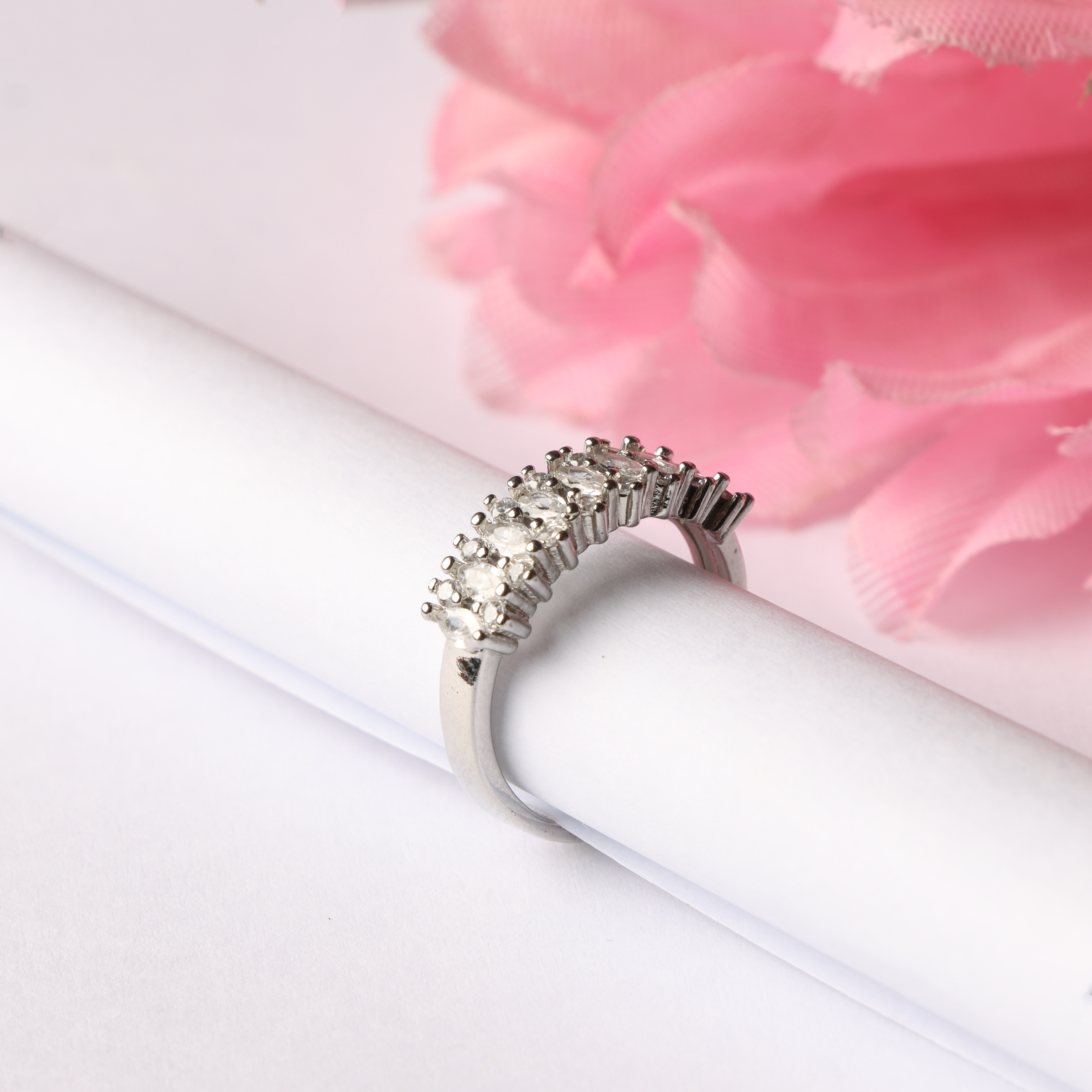 خاتم فضي مرصّع بفصوص زركون لامعة