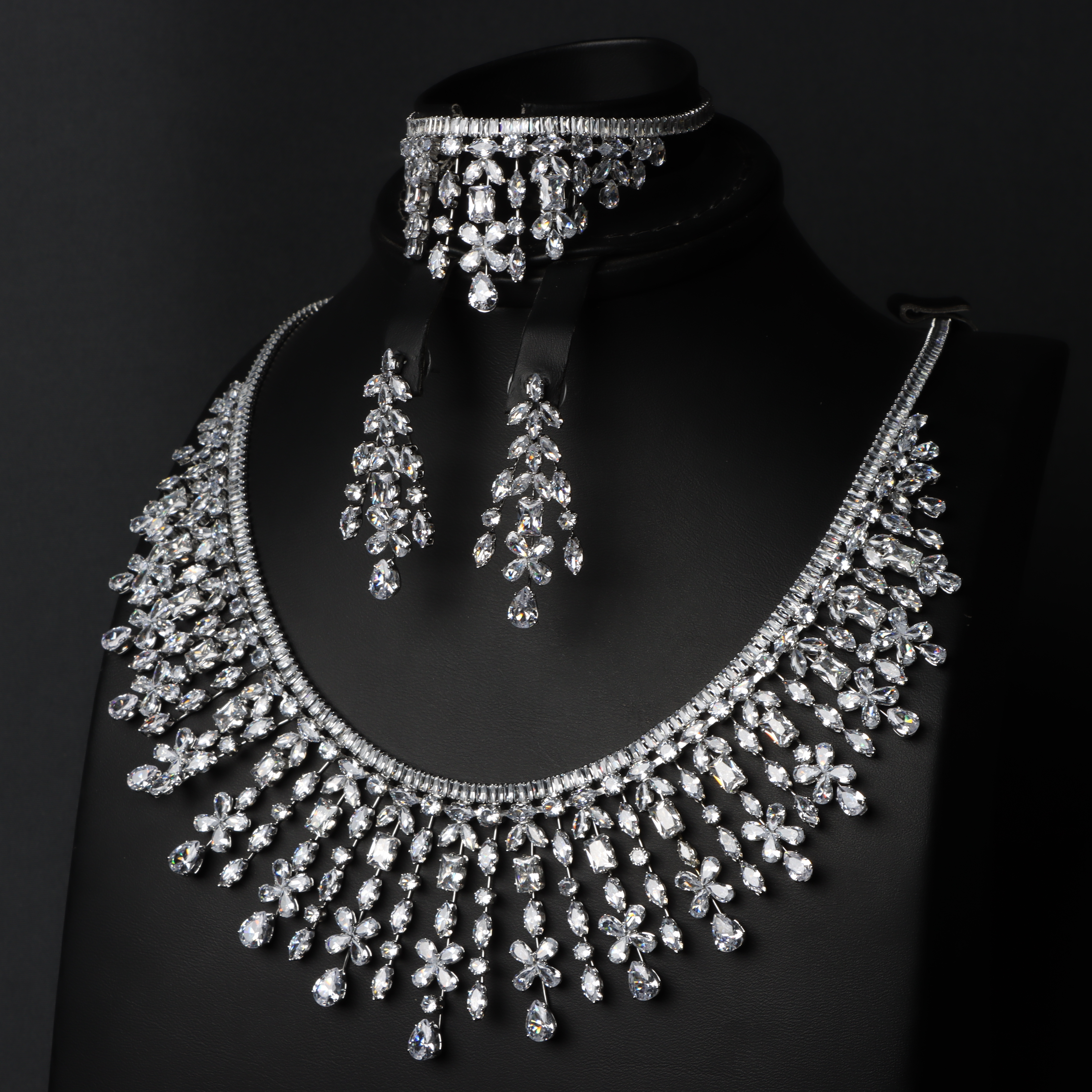 طقم مجوهرات مرصّع بالكريستال