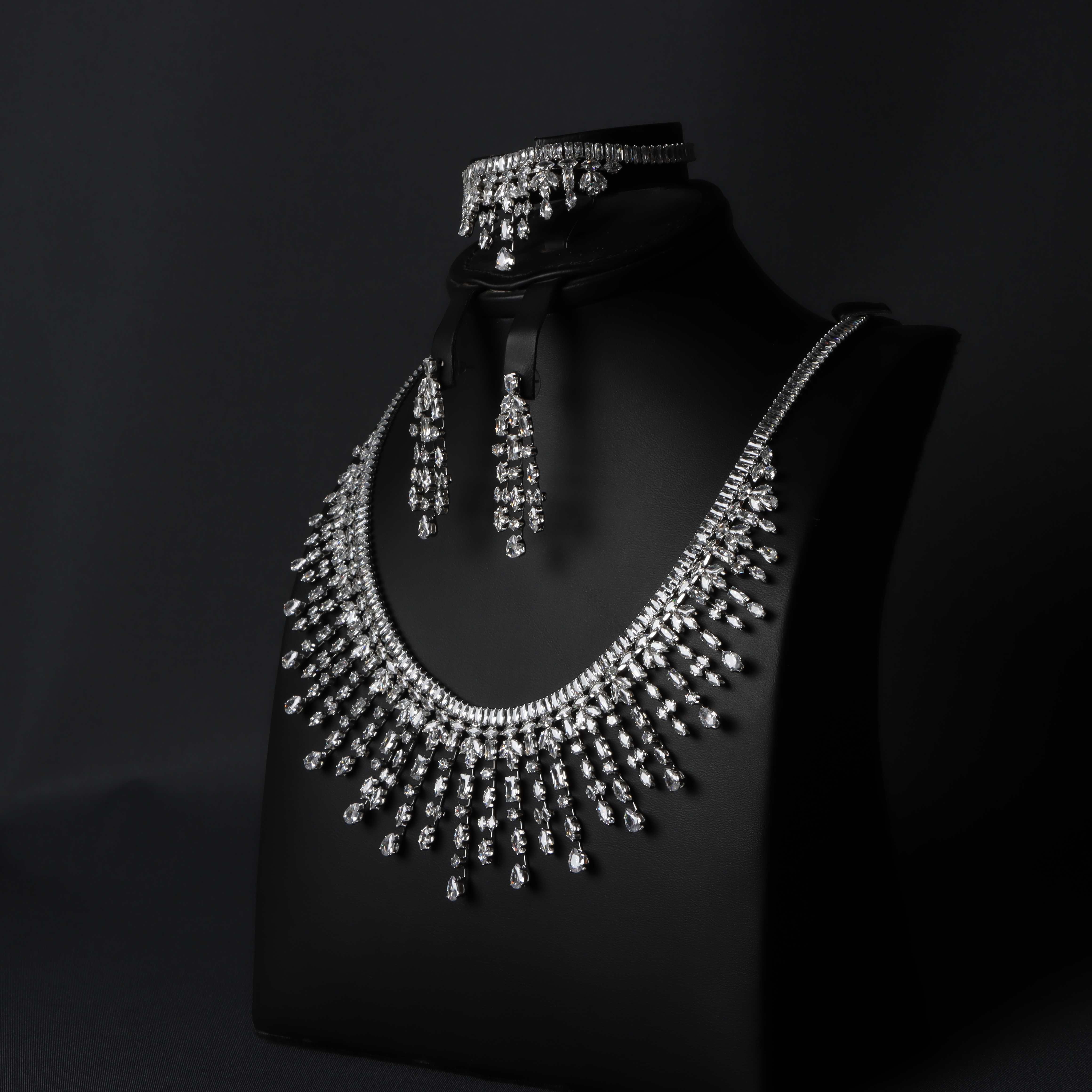 طقم زريكون مرصّع بالكريستال 