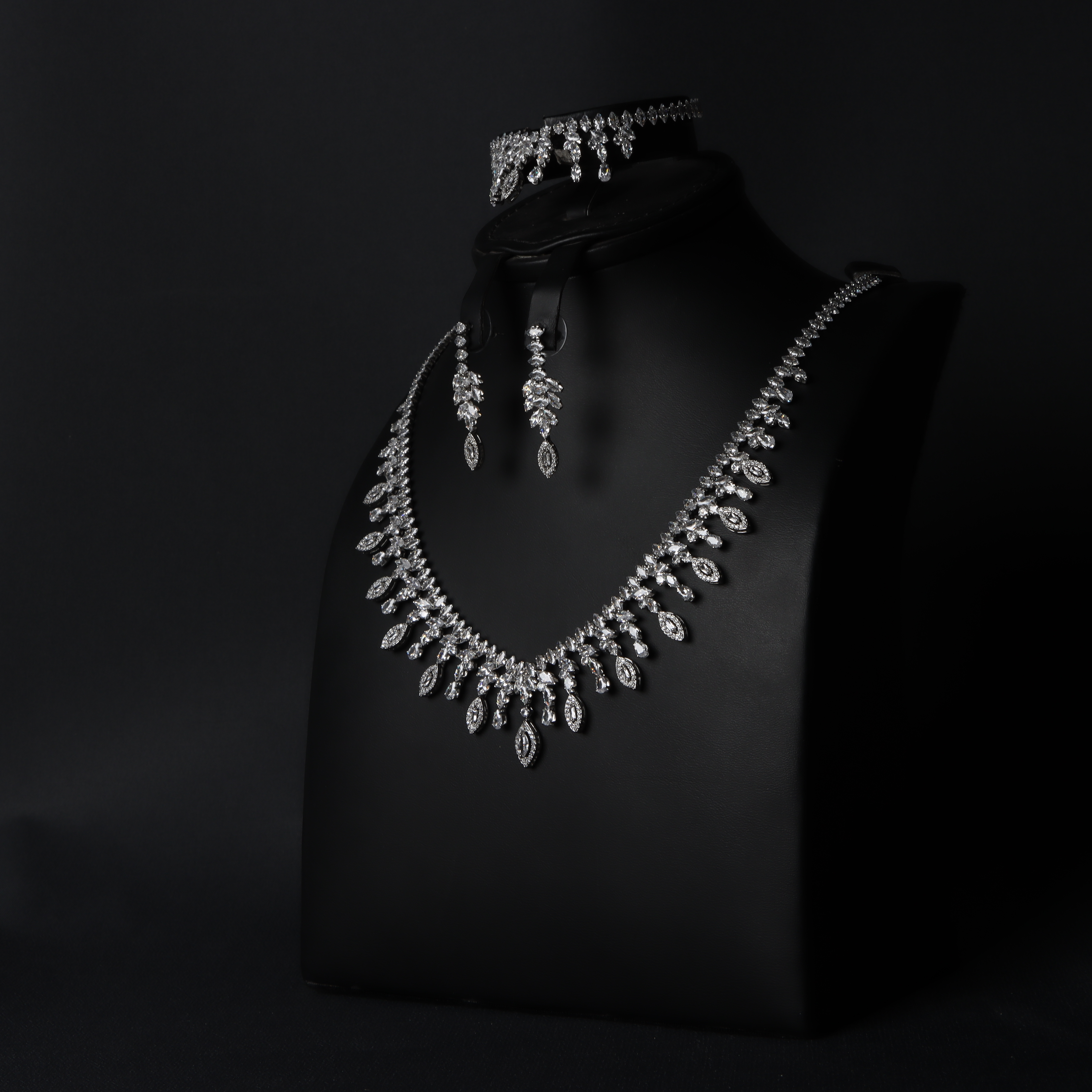 طقم ماسي مرصّع بالزركون