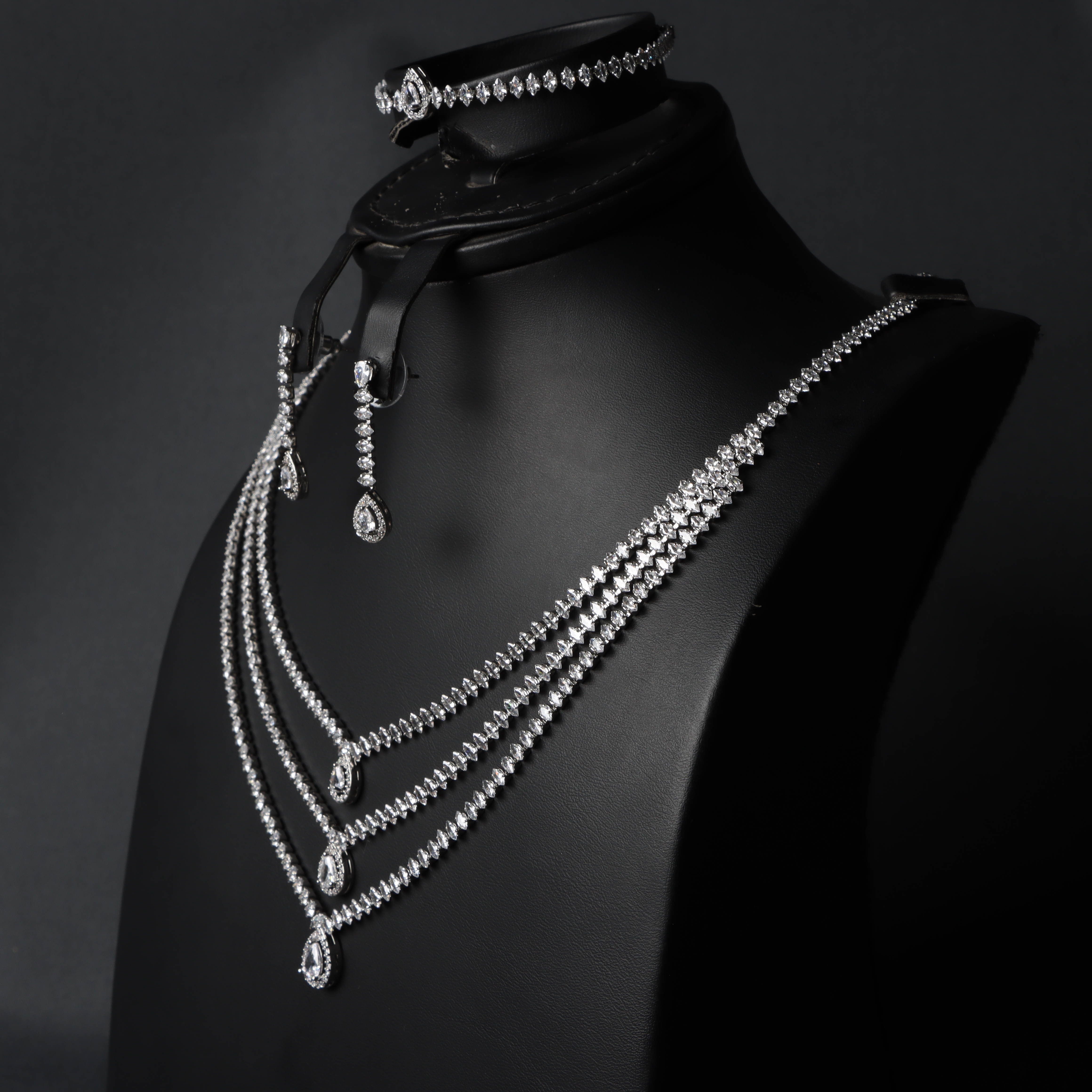 طقم متعدد الطبقات مزين بالزركون