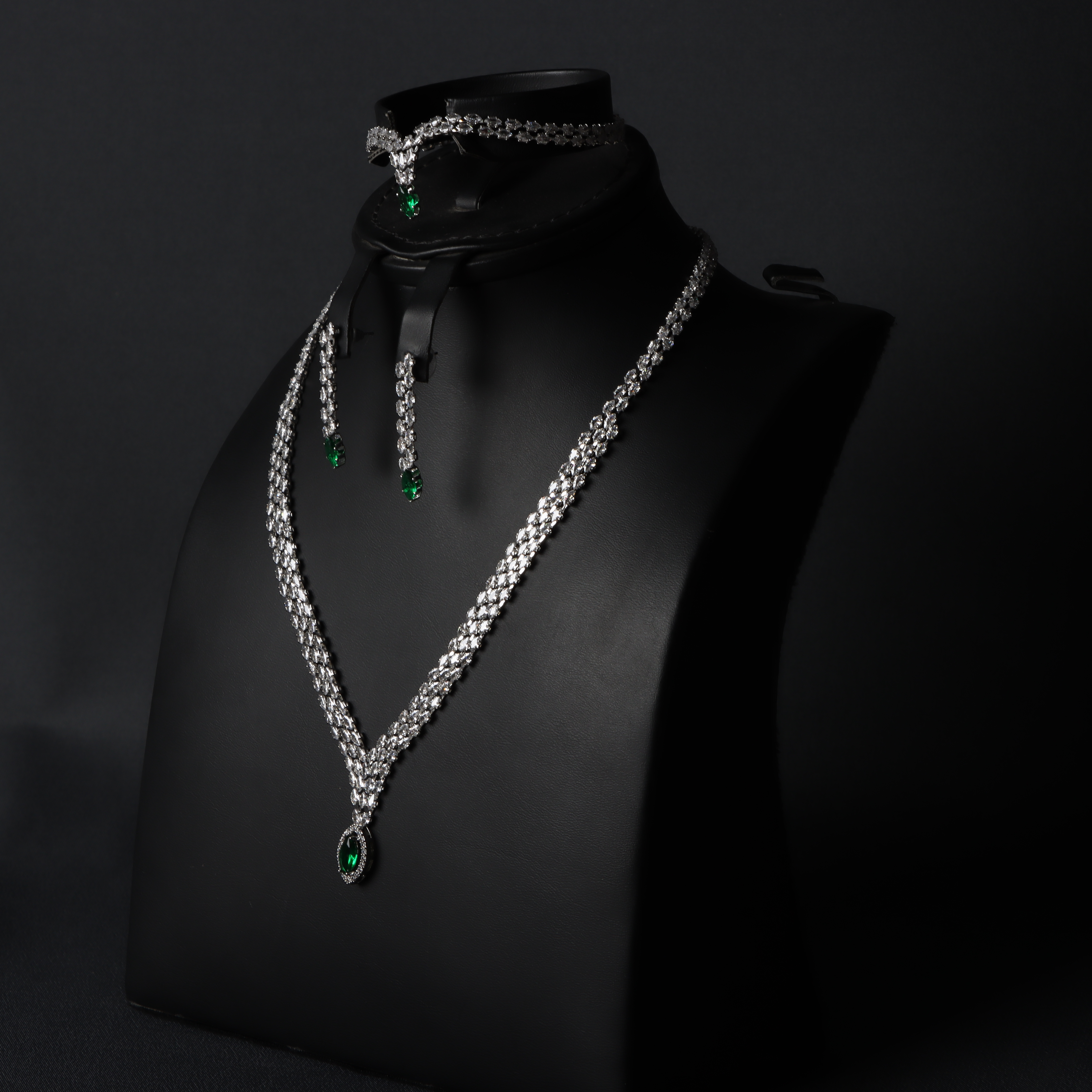 طقم الزمرد الأخضر