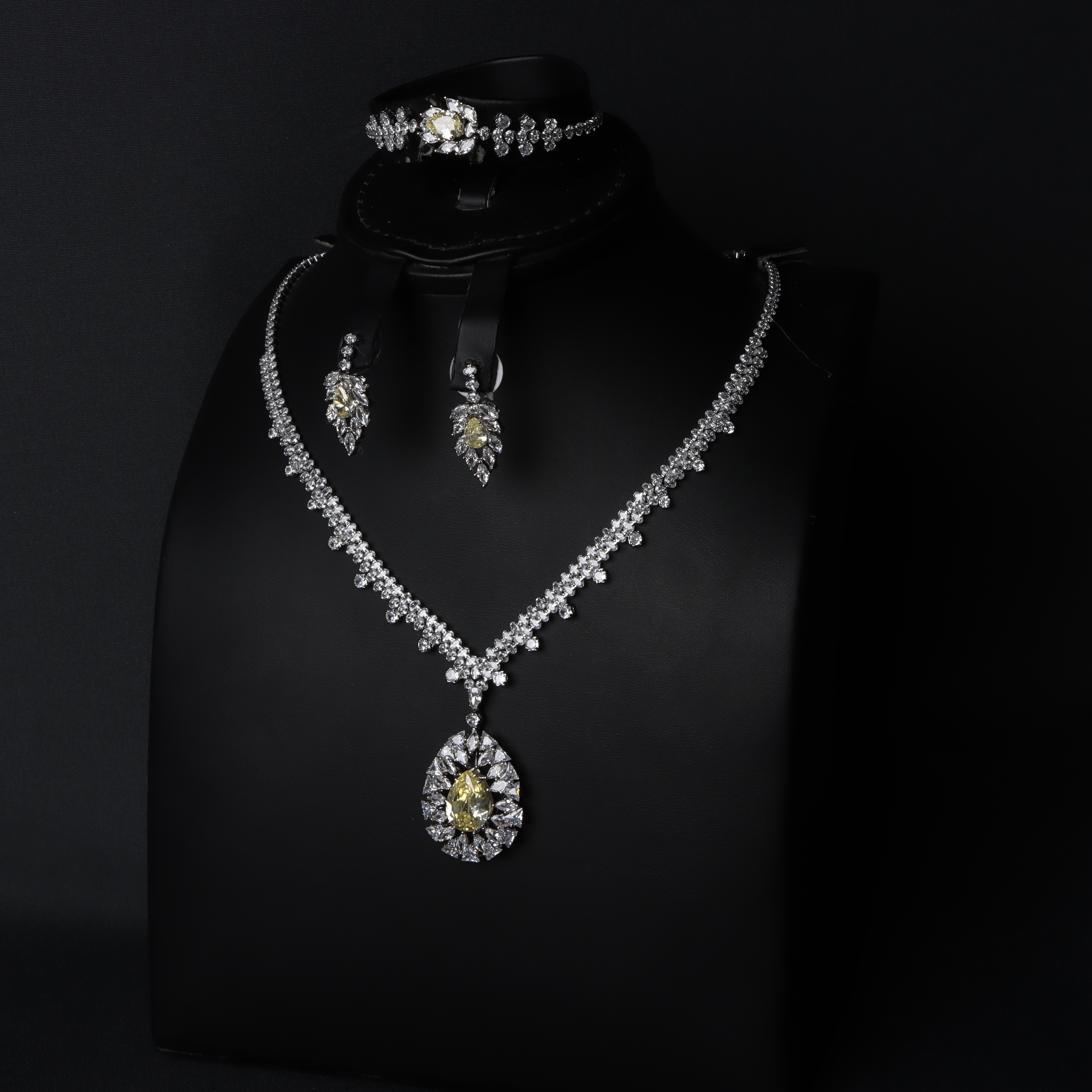 طقم البلورة الصفراء