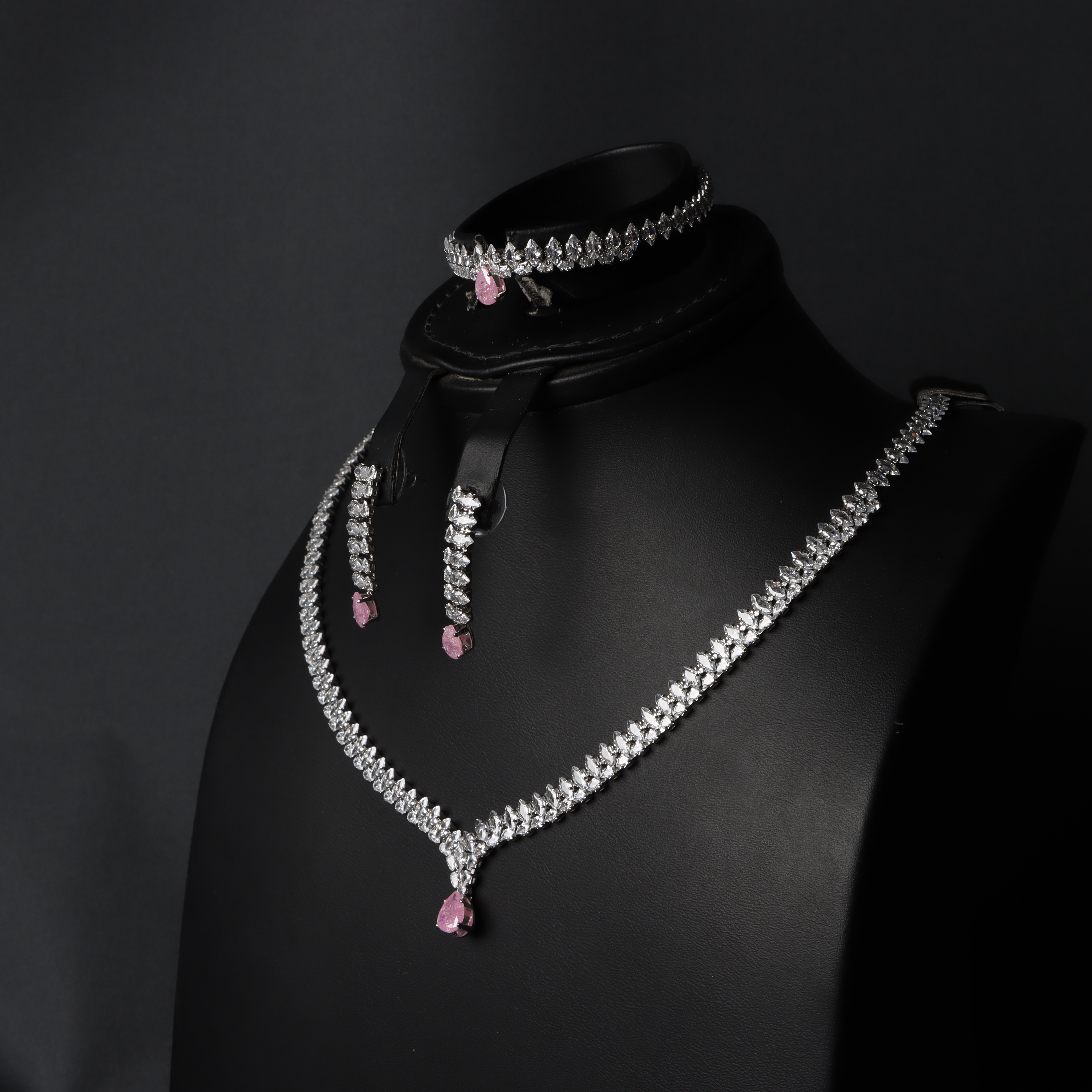 طقم فضي بحجر وردي