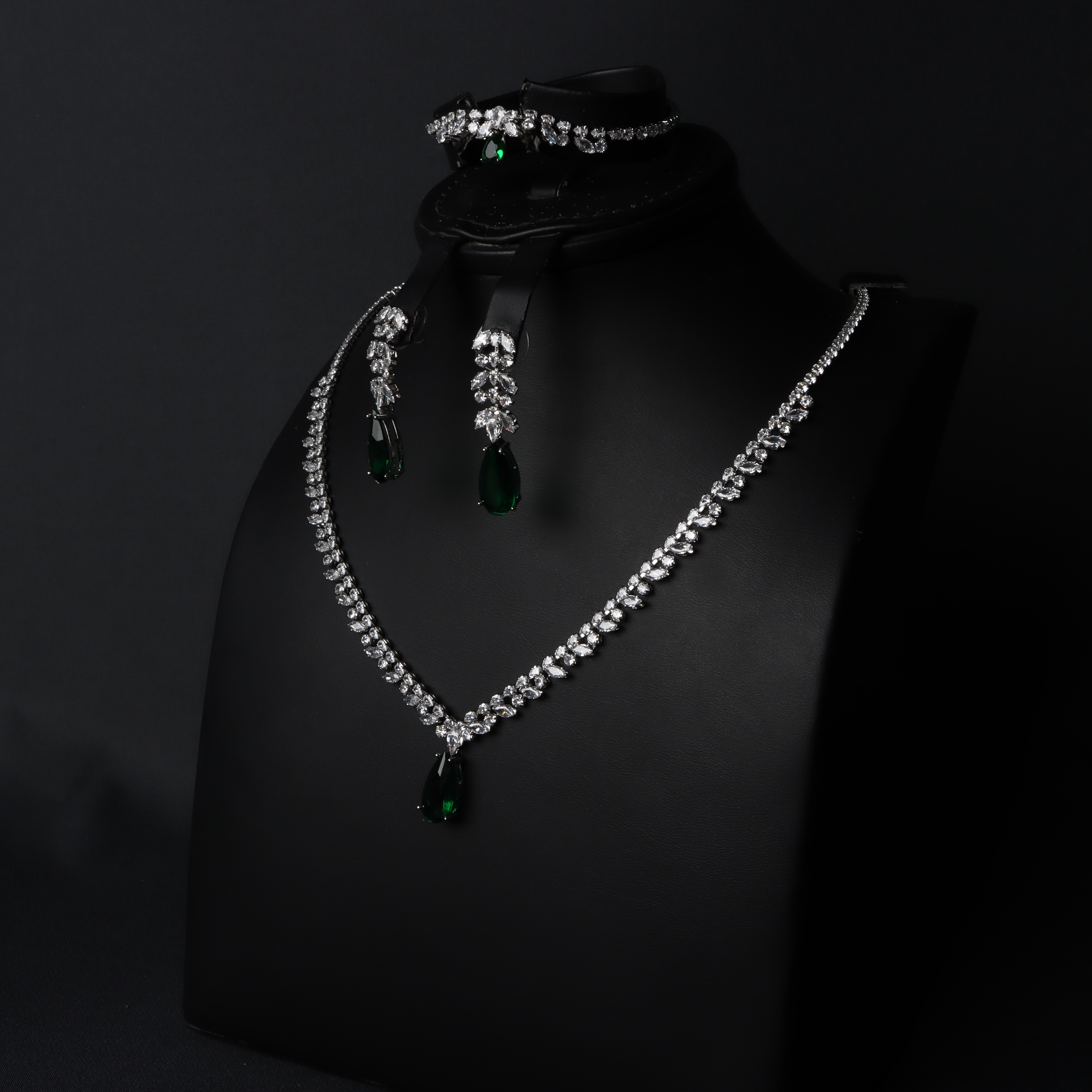 طقم ماسي بحجر زمردي 