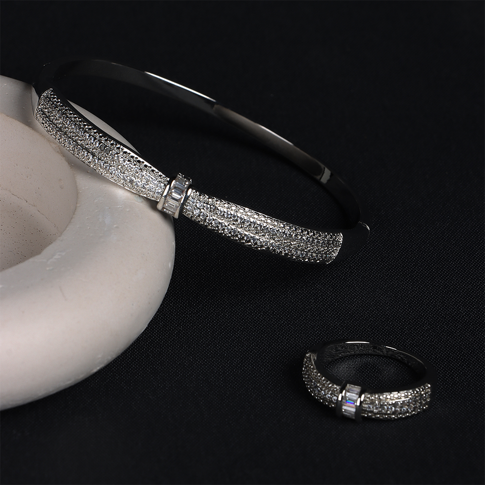 طقم راقٍ من قطعتين