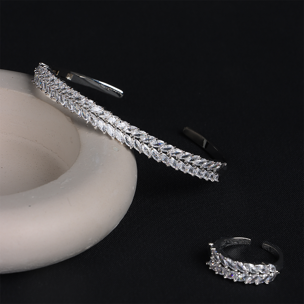 طقم مرصّع بحجر زركون فاخر 