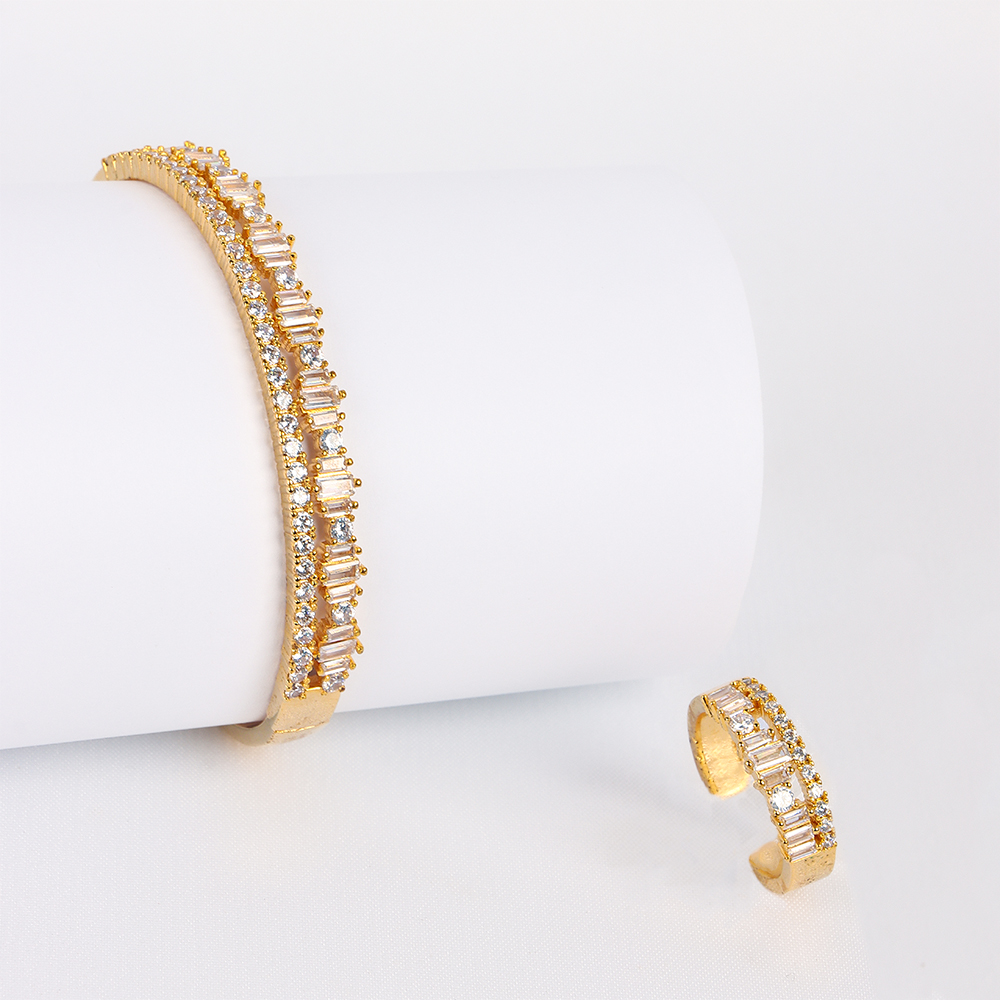 طقم مطلي ذهب مرصّع بزركون بقَطع مستطيل