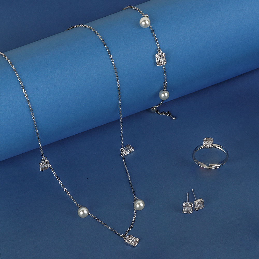 طقم فضي بحبات لؤلؤ وزركون