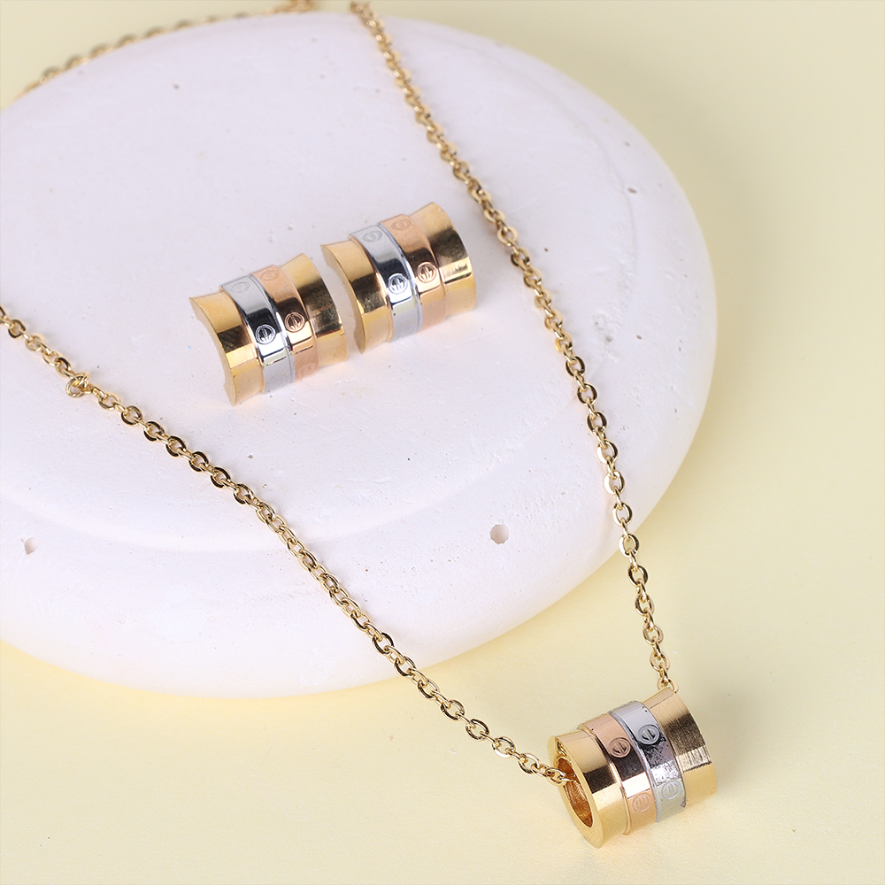 طقم بثلاث طبقات