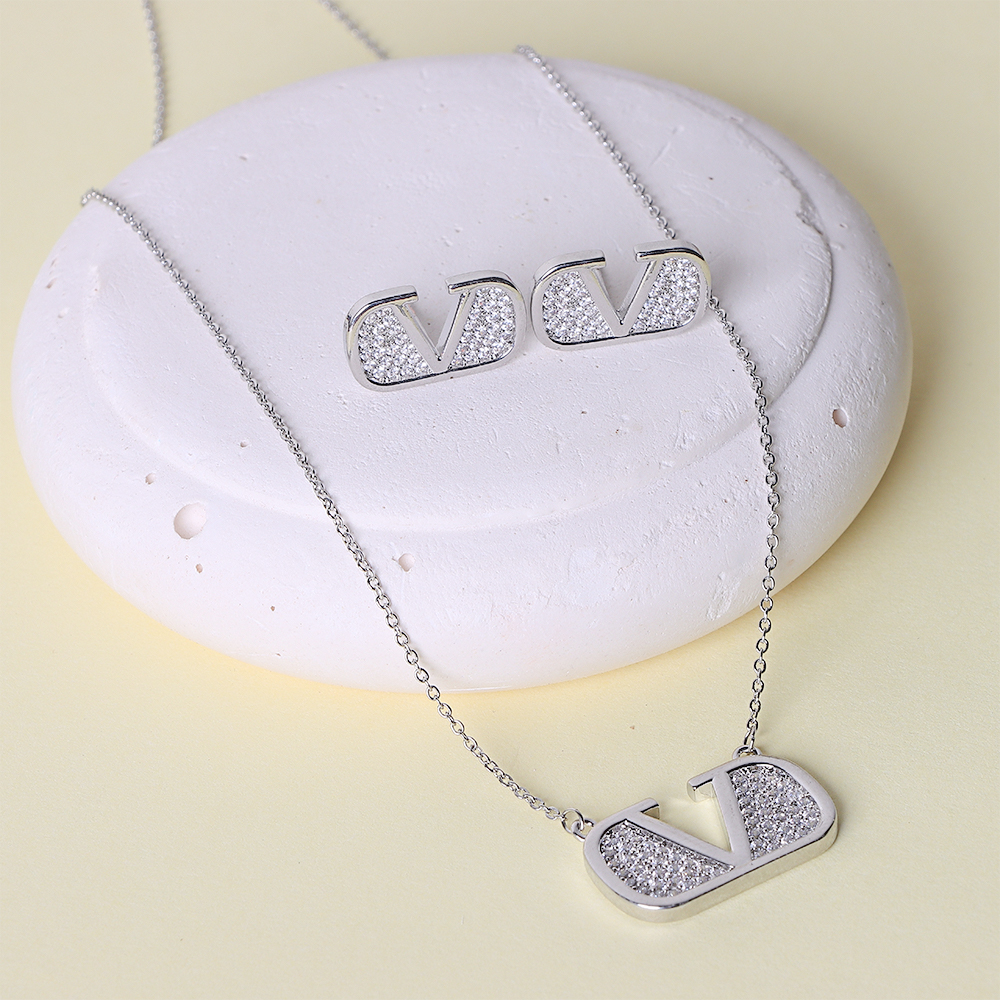 طقم بحرف زخرفي مرصّع