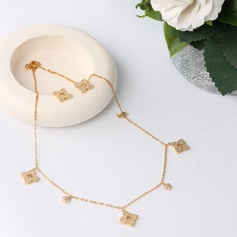 طقم بتعليقات زهرية