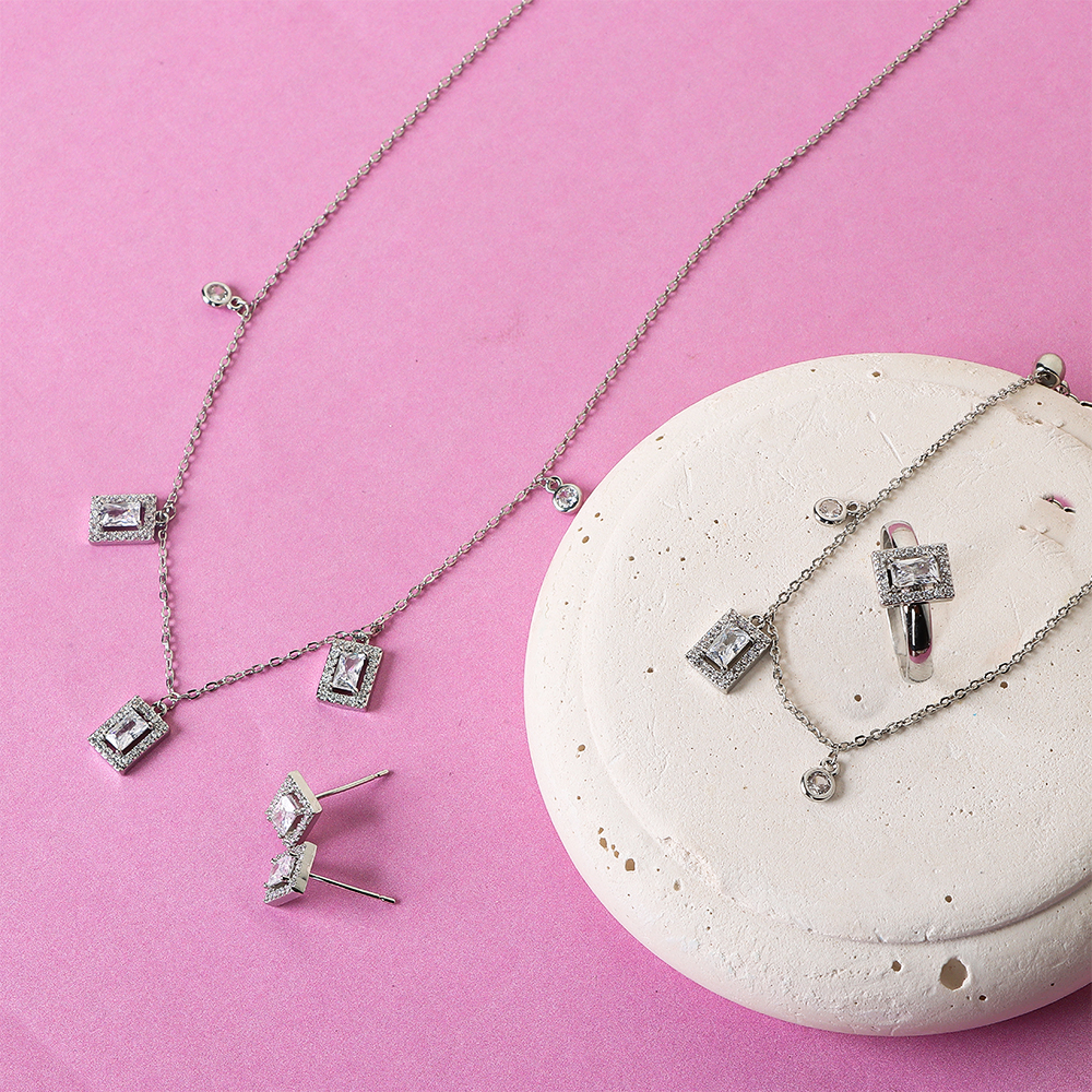 طقم فضي بحجر مستطيل لامع