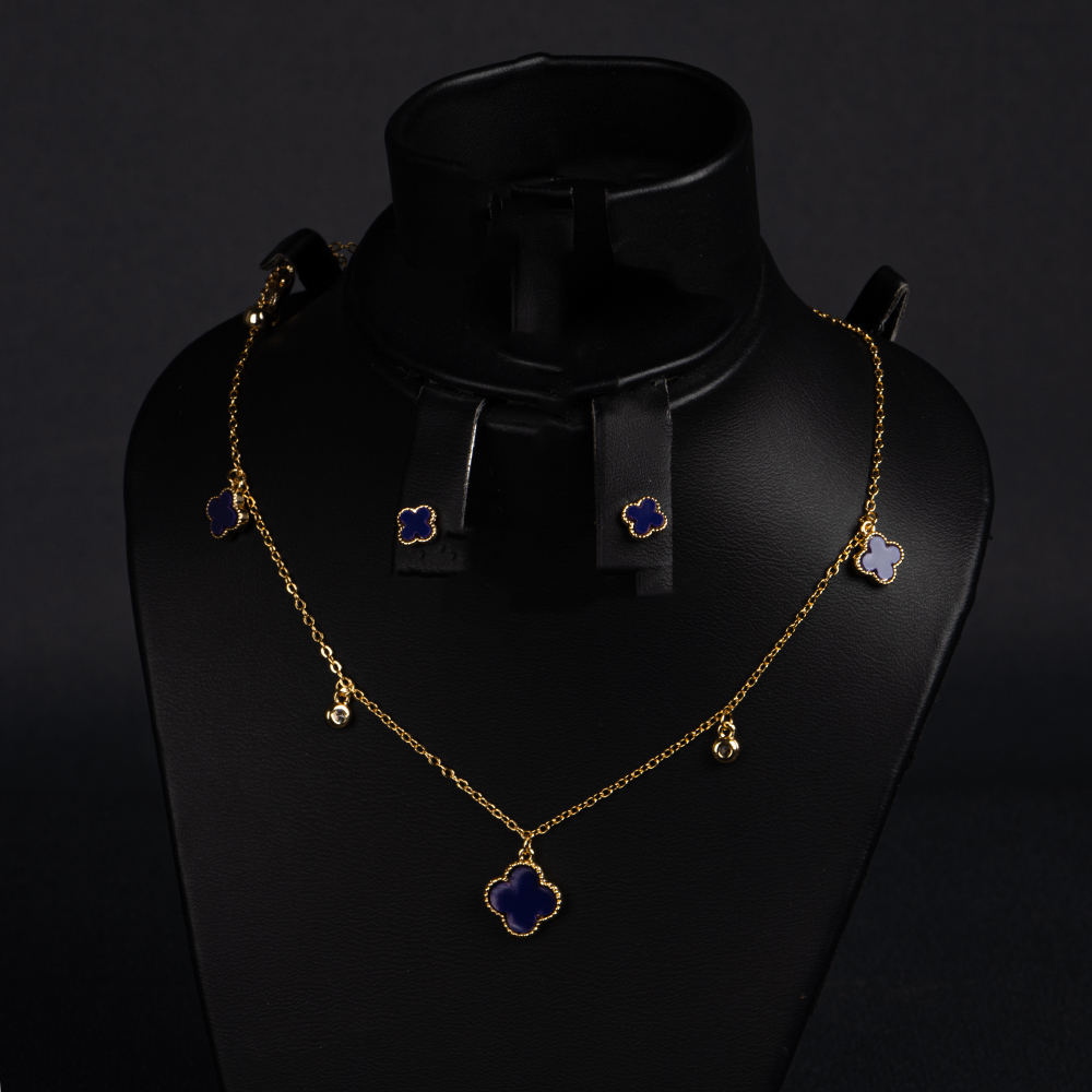 طقم ذهبي بزخارف وردية داكنة