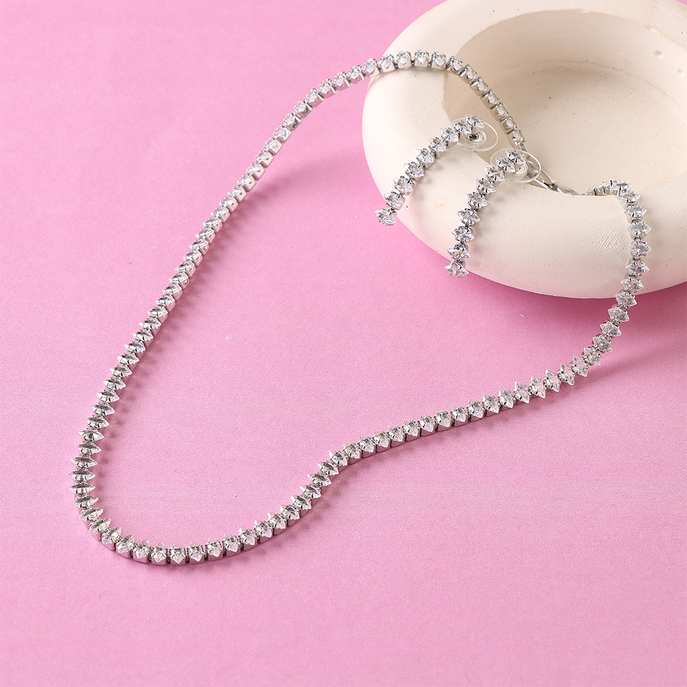 طقم تينس فضي مرصع بالفصوص