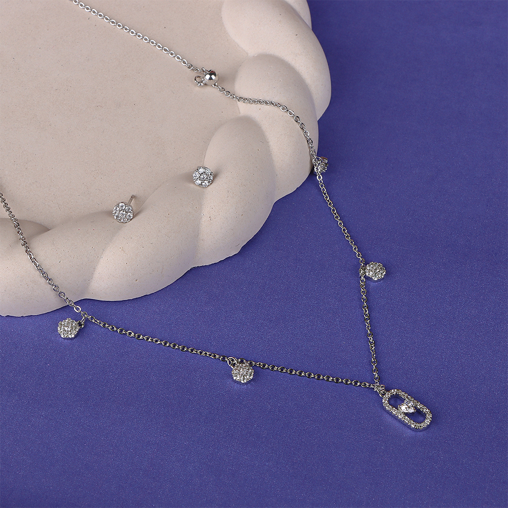 طقم فضي بتعليقات زركون