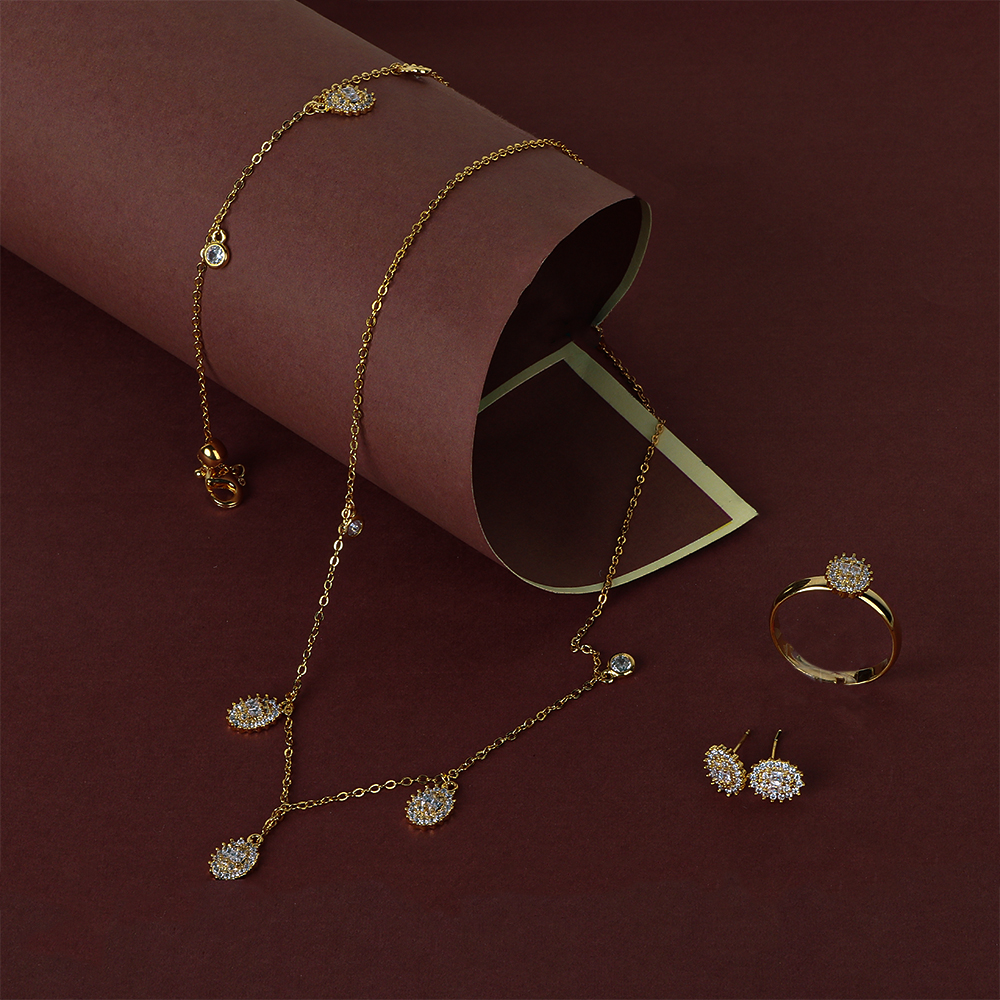 طقم  ذهبي مرصع بزركون