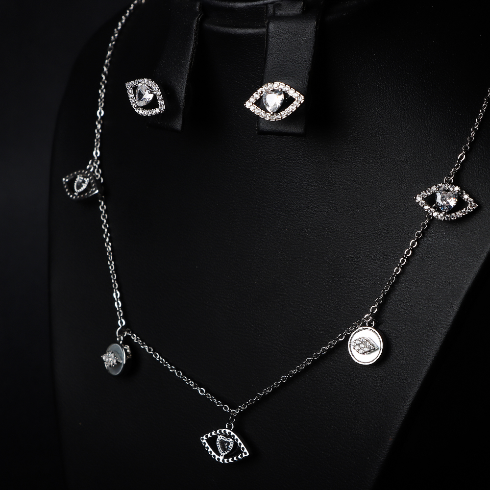 طقم فضي بحجر عين لامع