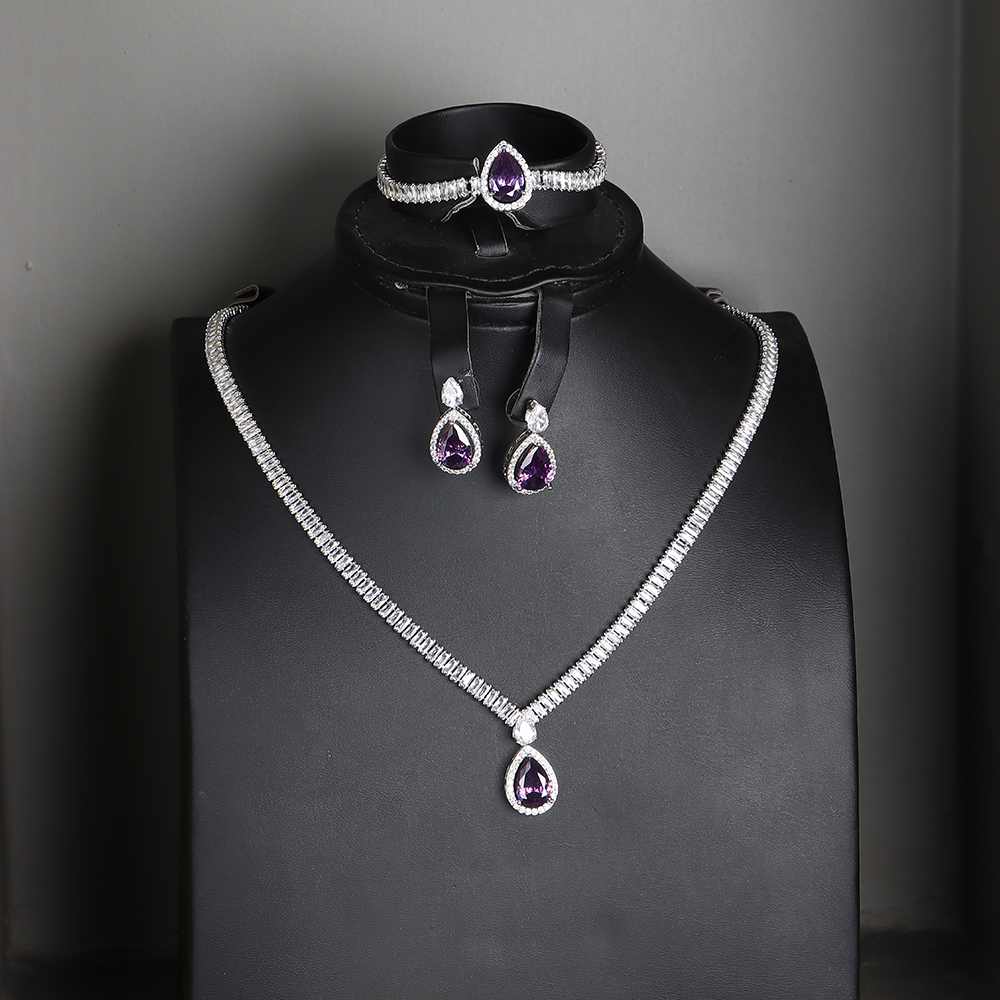 طقم مجوهرات بحجر بنفسجي