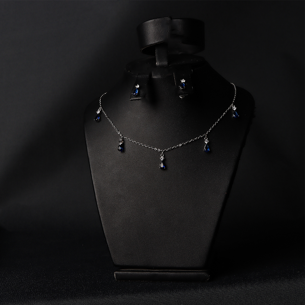 طقم فضي بحجر أزرق