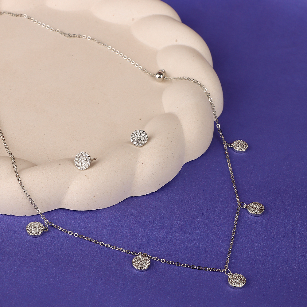 طقم مرصع بحبات الزركون