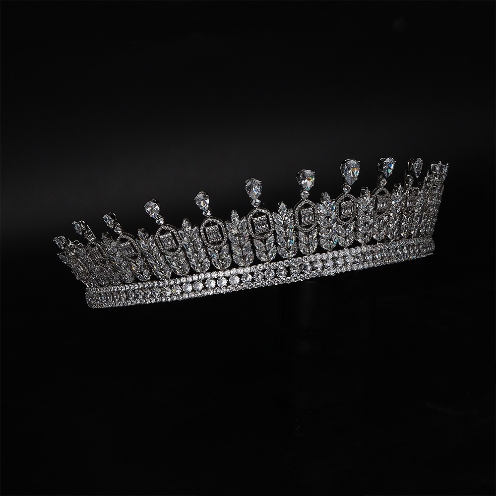 تاج ملكي فاخر مرصّع بالزركون