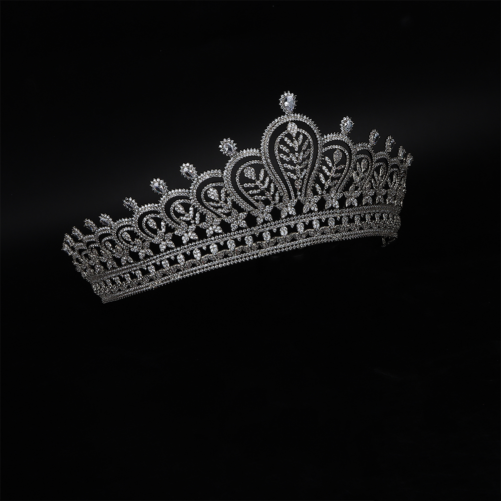 تاج ملكي فاخر مرصّع بالزركون