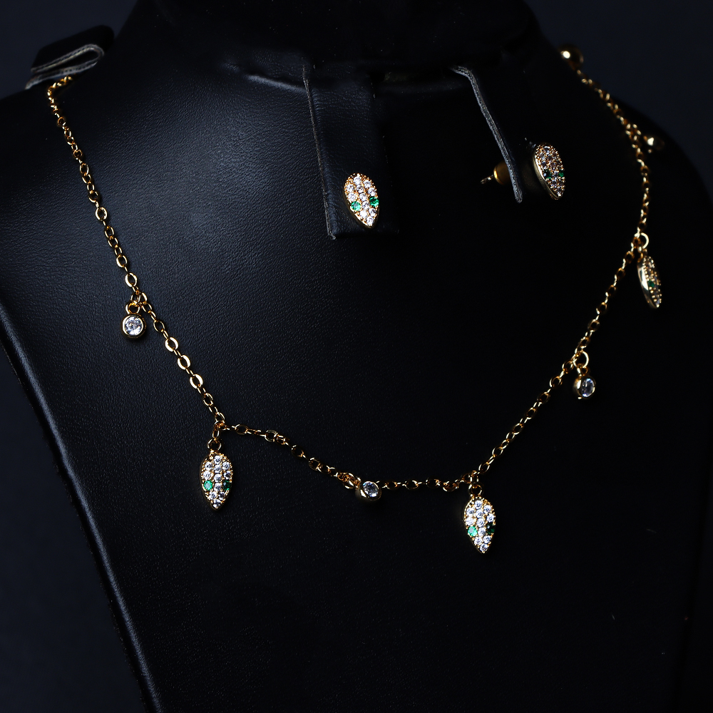 طقم مجوهرات متعدد الألوان