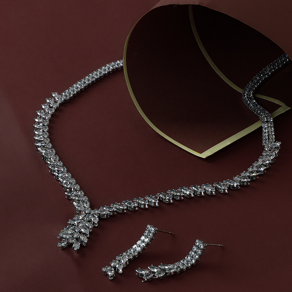 طقم مرصع بالأحجار البراقة