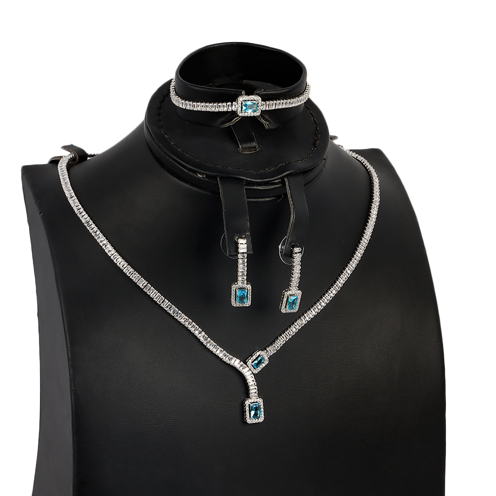 طقم مرصع بفصوص زرقاء