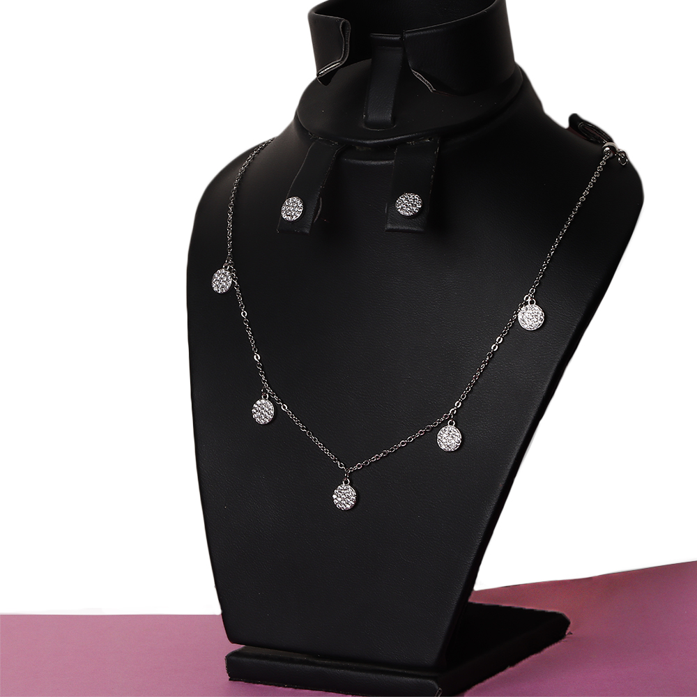 طقم نسائي بسيط مرصع بفصوص لامعة