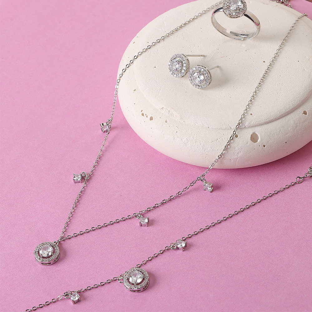 طقم  فضي بفصوص زركون لامعة 