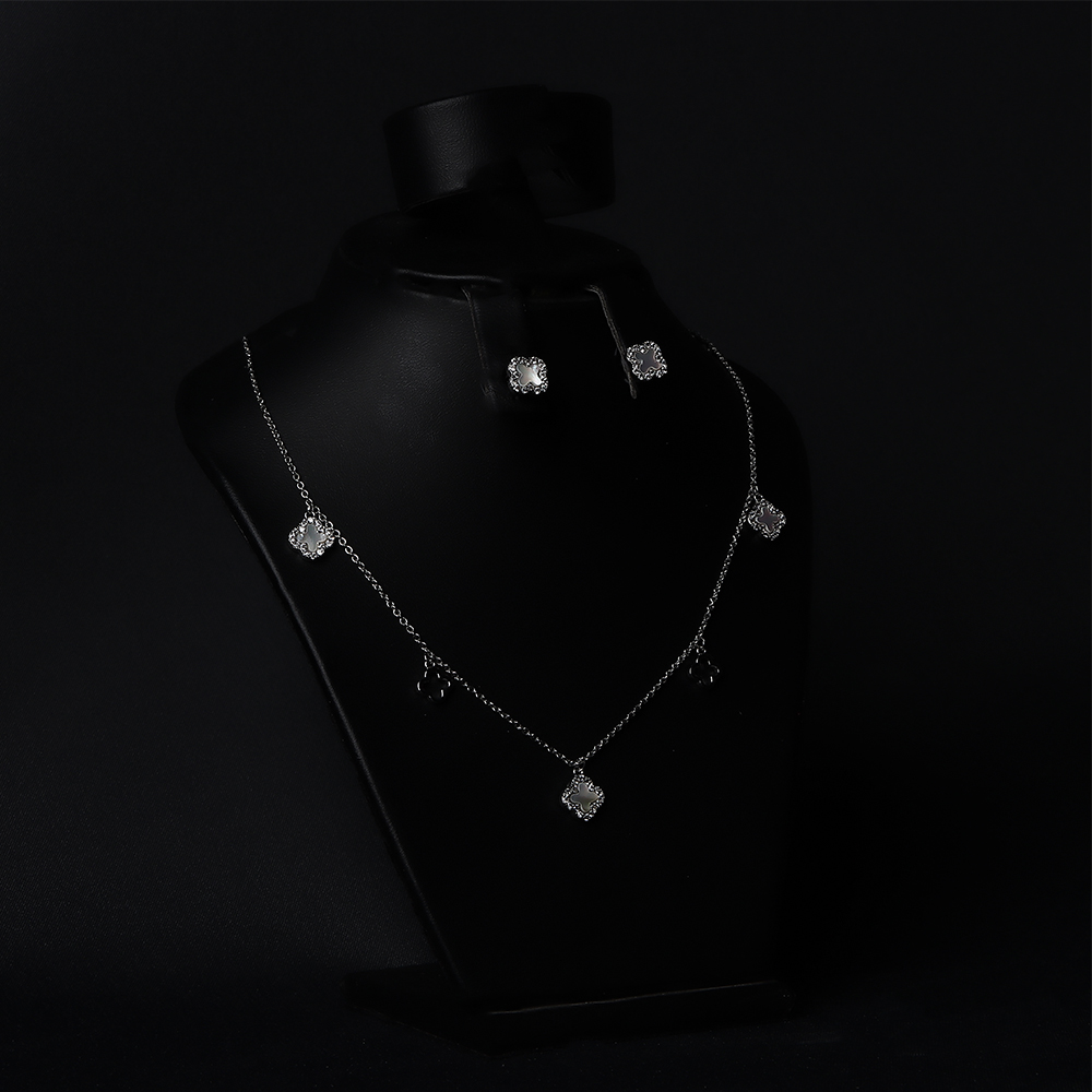 طقم نسائي بتصميم مربعات لامعة