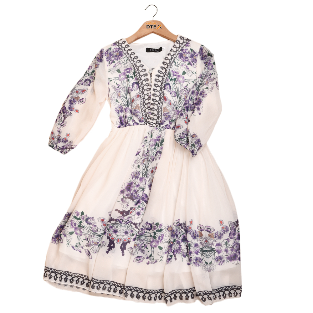 فستان أبيض مزهر بتطريزات بنفسجية وأكمام منفوخة