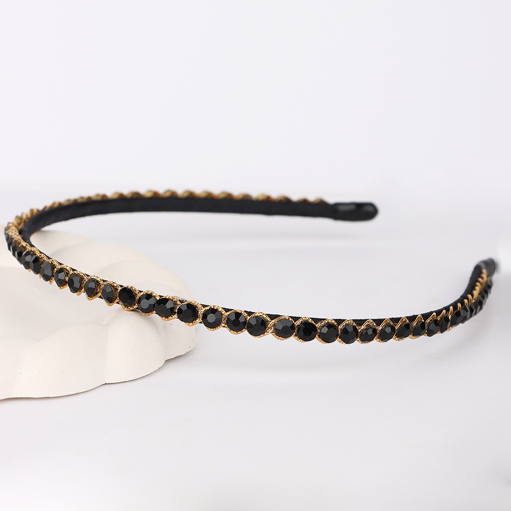 طوق شعر كريستال أسود بإطار ذهبي