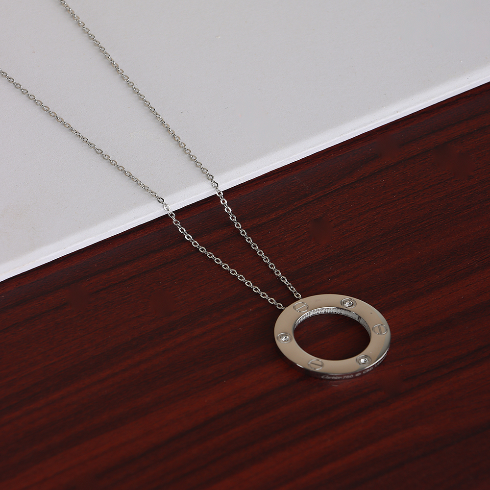 قلادة دائرية بتصميم عصري