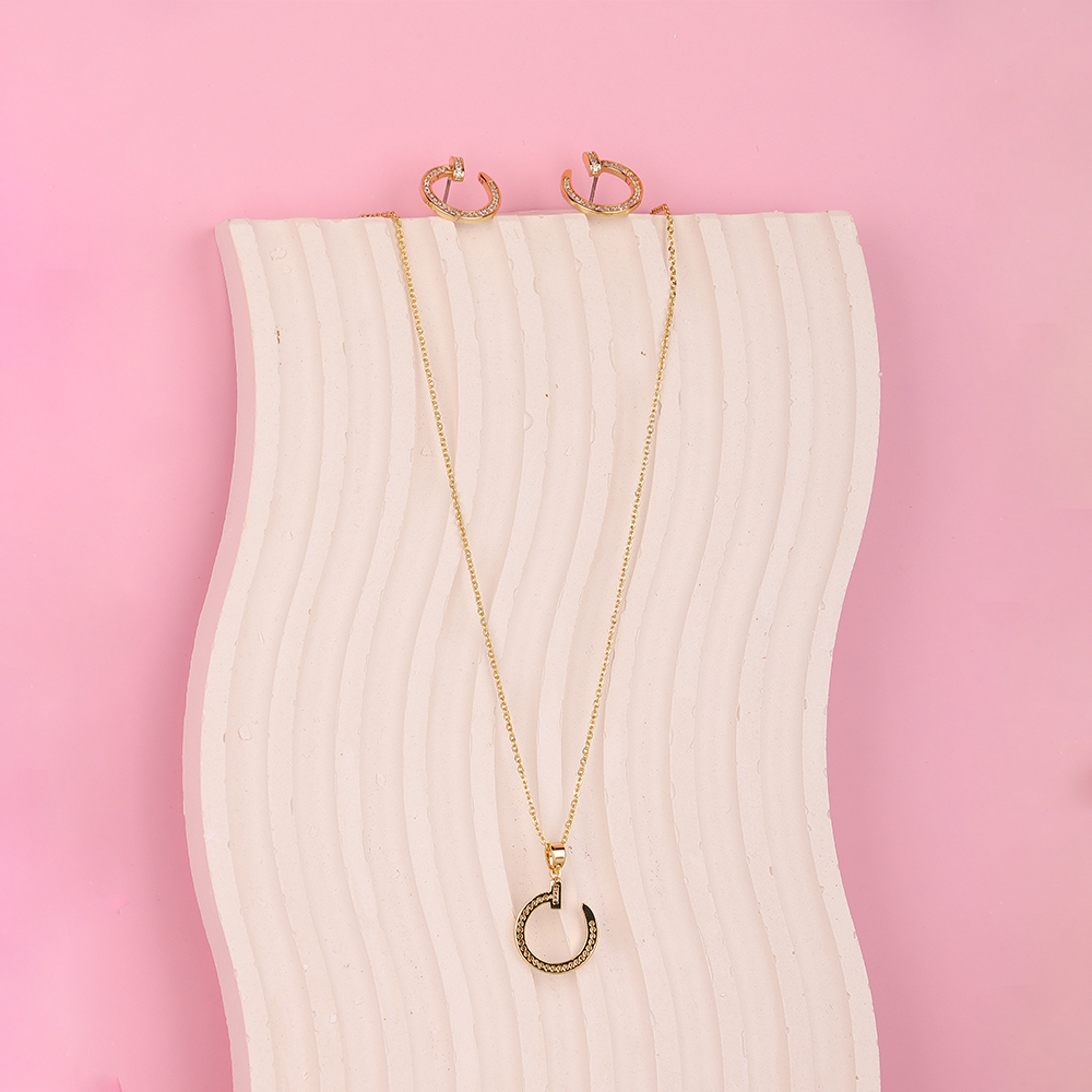 طقم قلادة وأقراط دائرية بتصميم عصري 