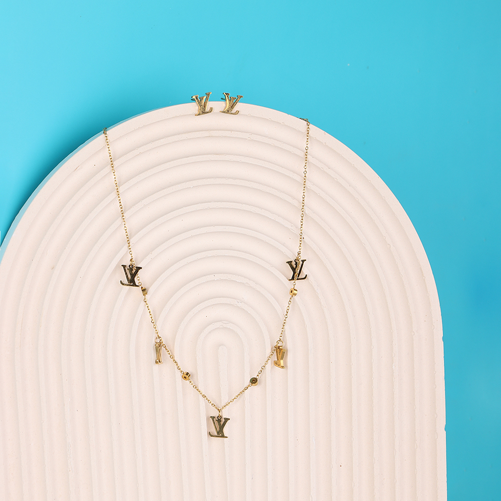 طقم قلادة وأقراط بحروف LV 
