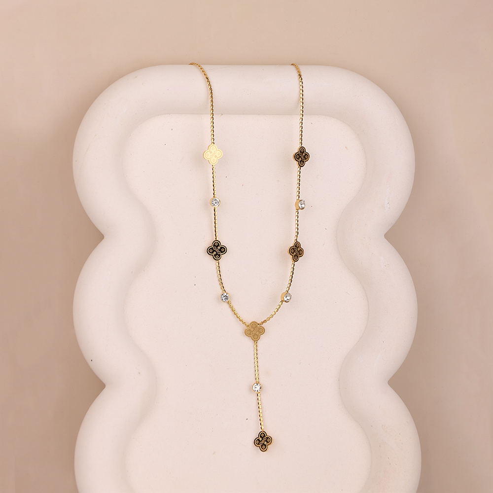 قلادة ذهبية طويلة بزخارف رباعية أنيقة