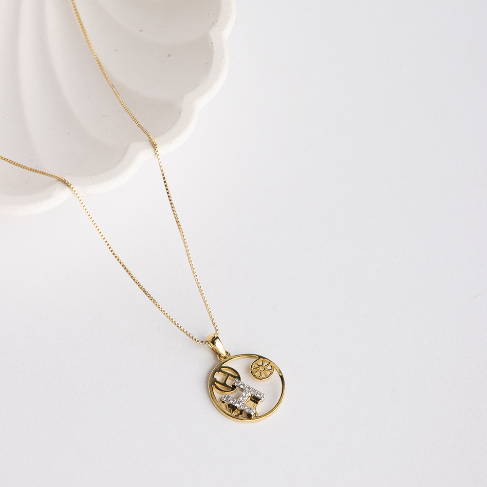 قلادة ذهبية بتعليقة دائرية رمزية 