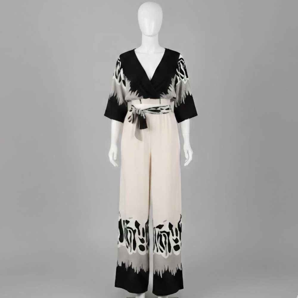 طقم بتصميم انسيابي و مريح وبنقوش انيقة 