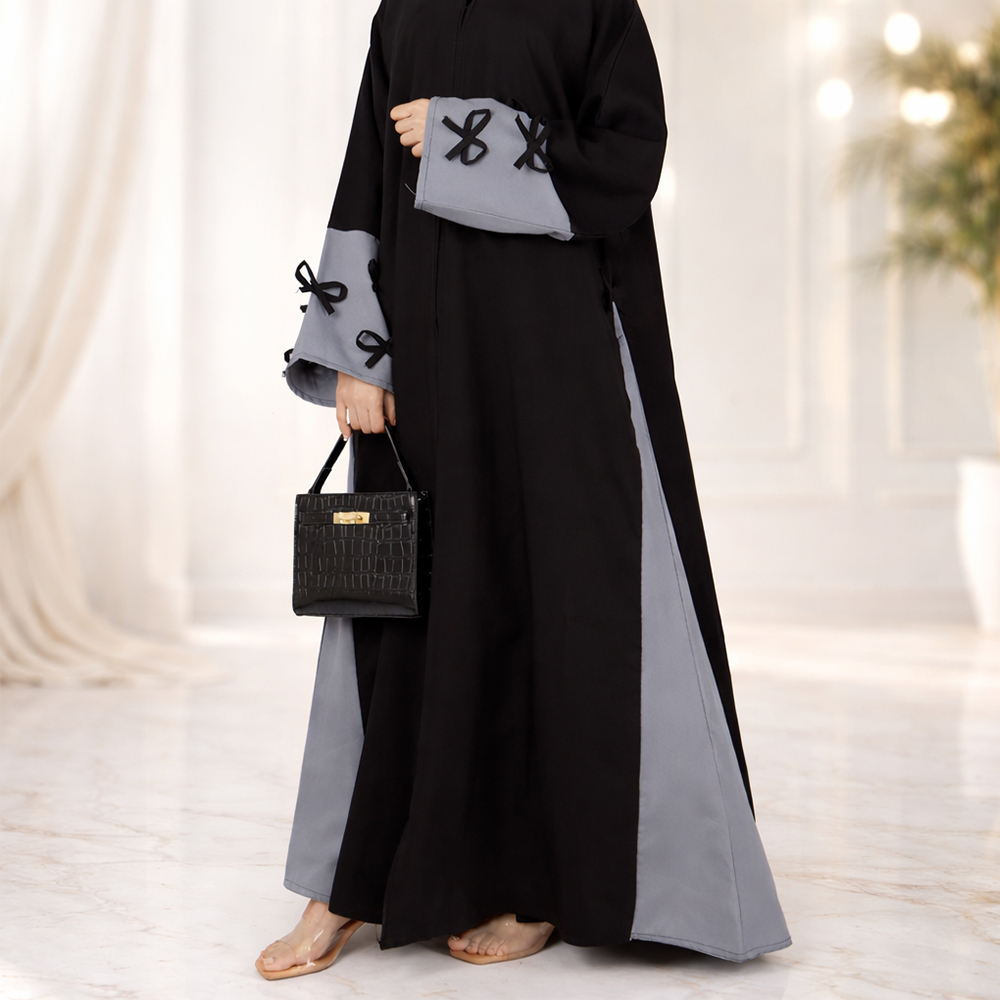 عباية ثنائية اللون بفيونكات أنيقة