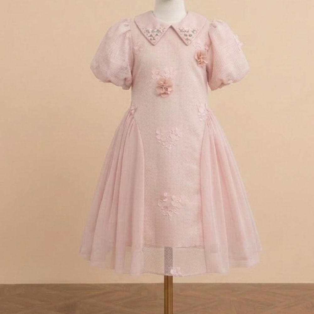 فستان بكسرات جانبية 