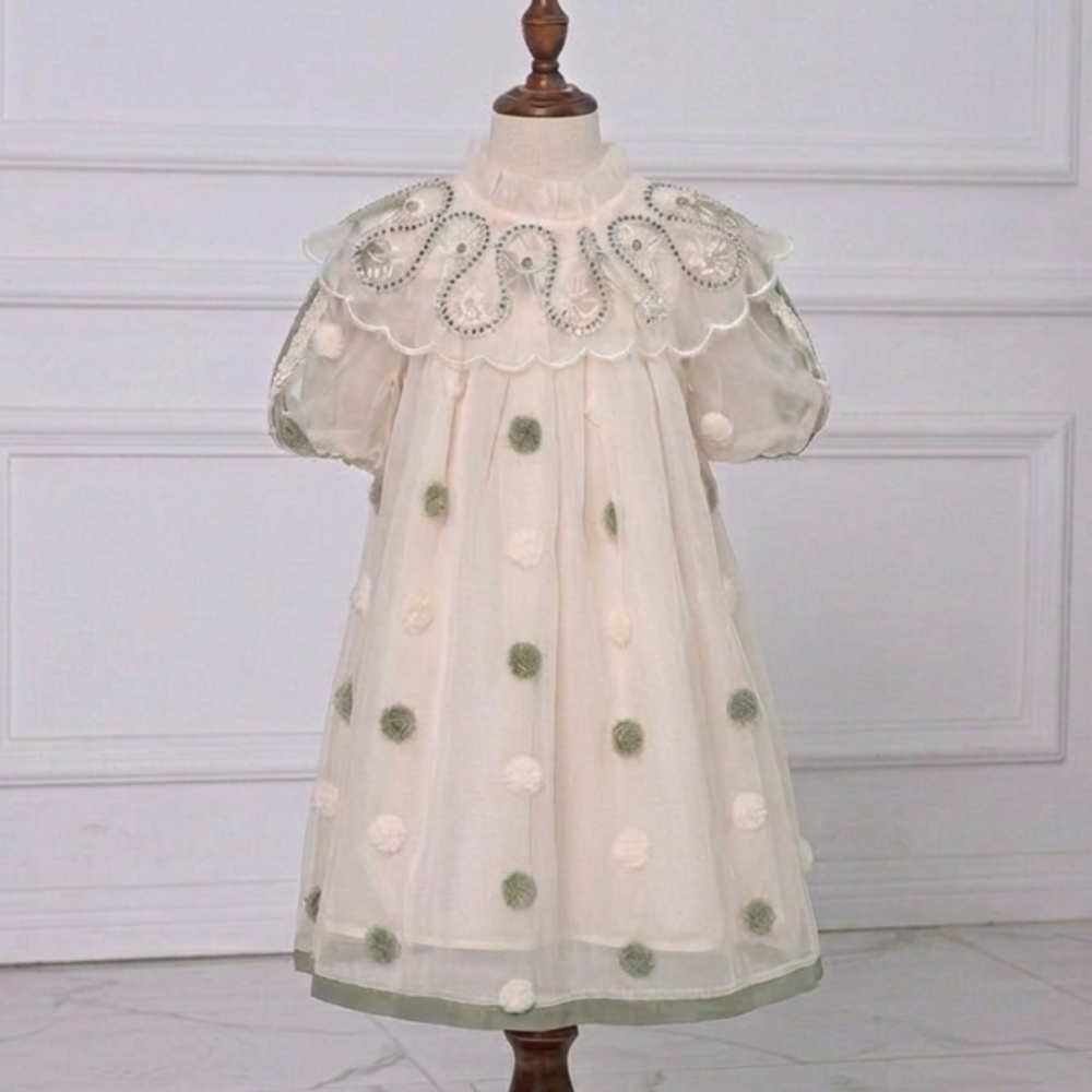 فستان بياقة عريضة وأكمام منفوشة 