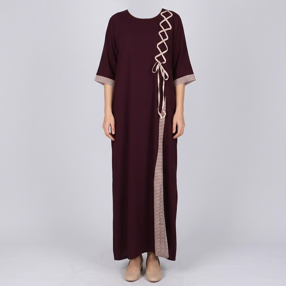 جلابية نسائية بتصميم عصري بتفاصيل جانبية