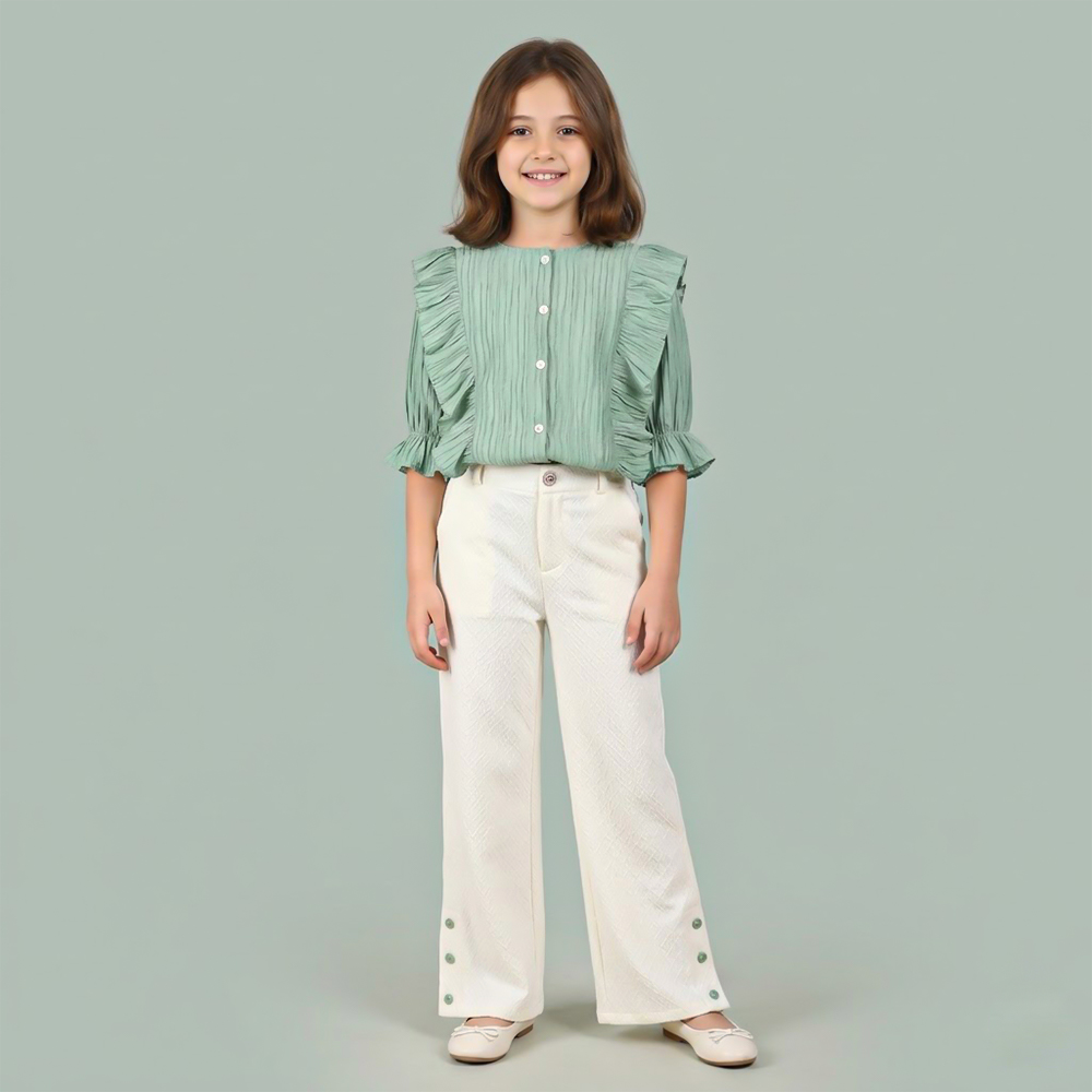 طقم بناتي أنيق يجمع بين النعومة والأناقة