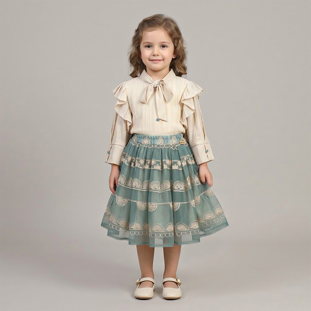 طقم بناتي أنيق يجمع بين الرقة والفخامة