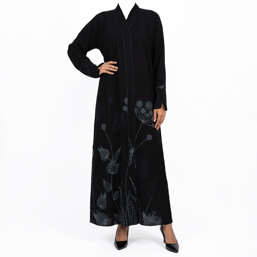 عباية نسائية مطرزة بنقشة عصرية