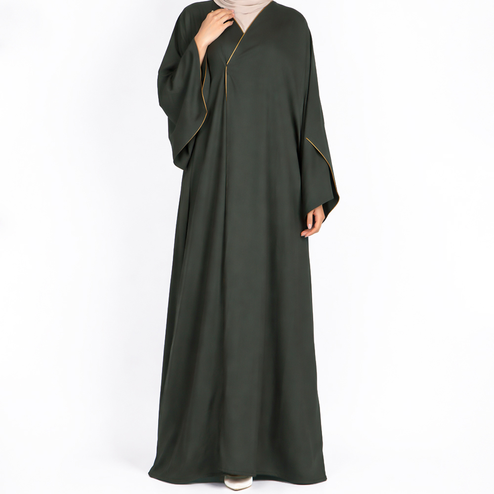 عباية نسائية أنيقة بتفاصيل ذهبية